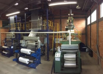 Fachada e ambiente operacional da Plastcell em Colombo–PR.